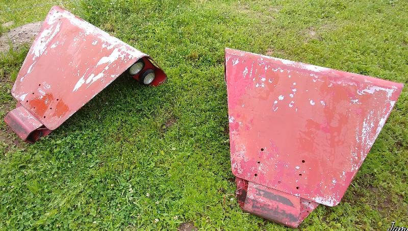 lot 27 image: Vintage Farmall Flat Top Fenders- 2 lite