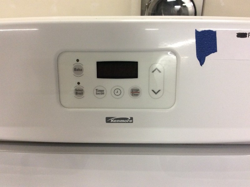 lot 6 image: Kenmore White 4 Burner Gas Stove