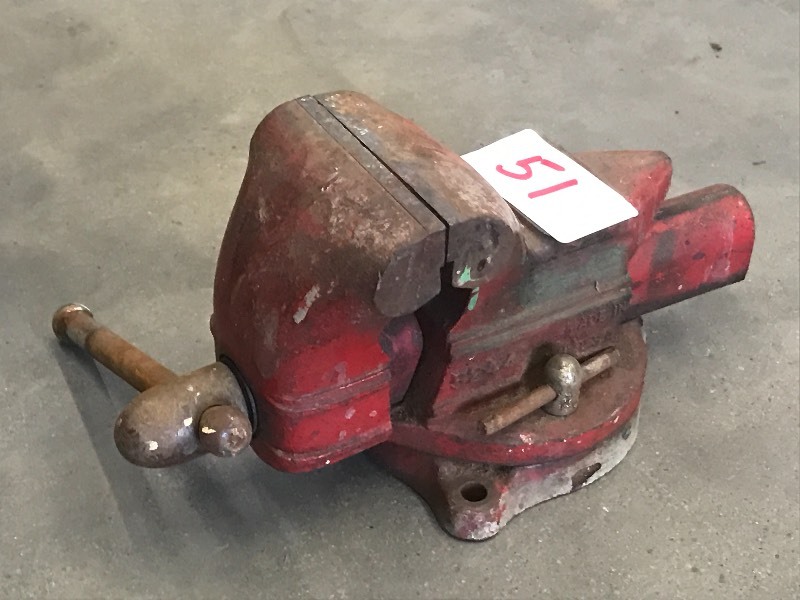 lot 51 image: Benchtop Vise With 3.5 Jaw ...
