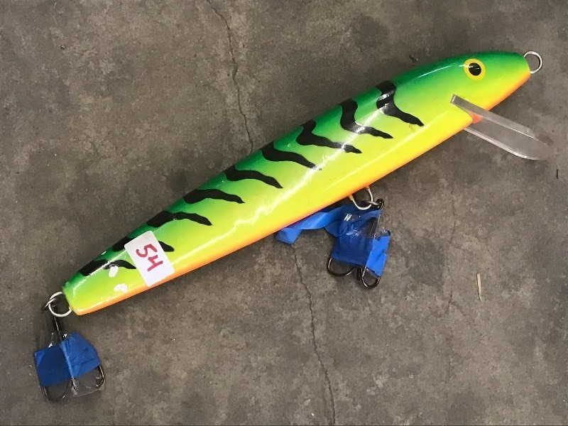 lot 54 image: 30 Crankbait Lure ...