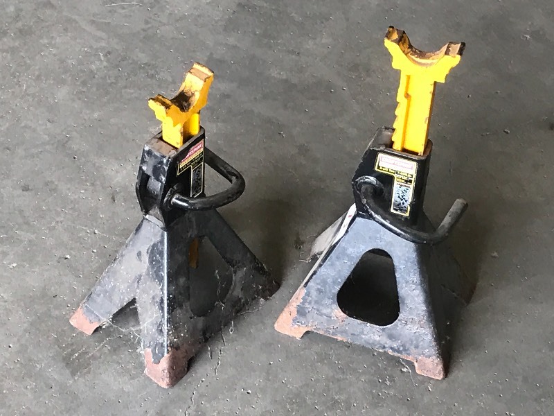 lot 73 image: (2) Craftsman 7000# Jack Stands ...