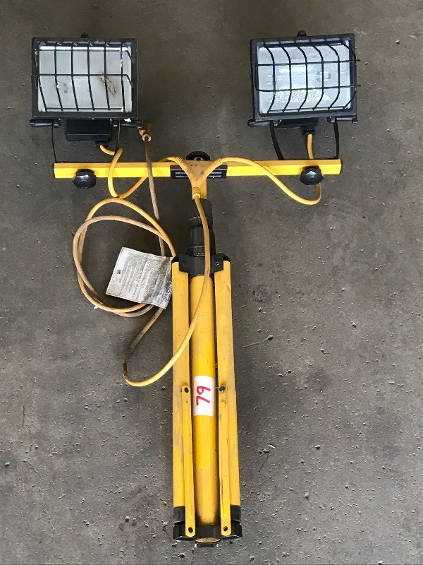lot 79 image: Dual-Head Tri-Pod Halogen Work Ligh...