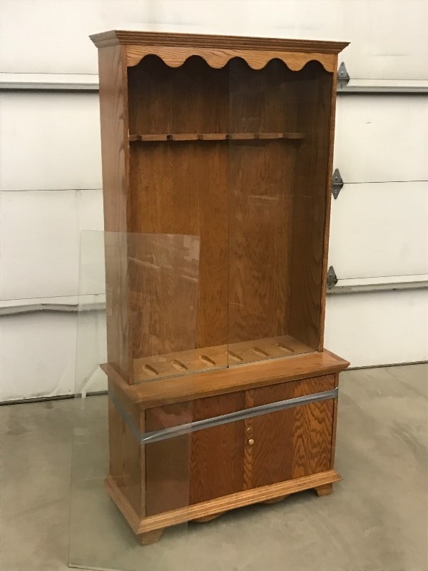 lot 81 image: 6-Place Wooden Gun Cabinet With Gla...