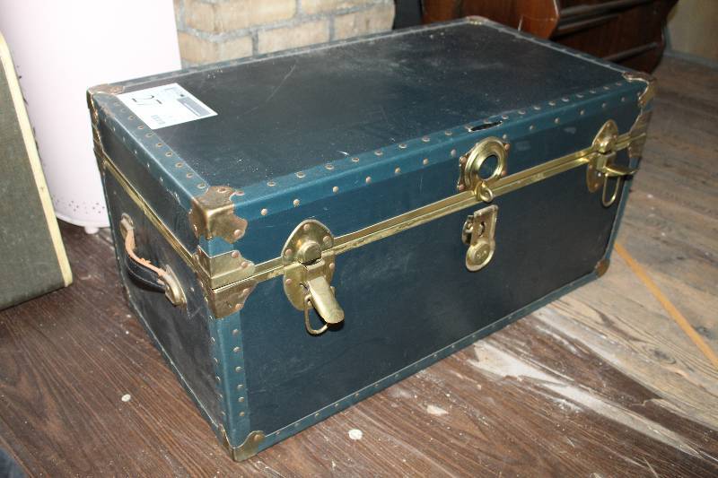 lot 27 image: Trunk w Lift-Out Tray