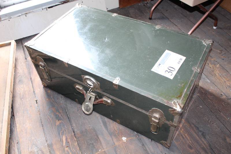 lot 30 image: Trunk w Lift-Out Tray