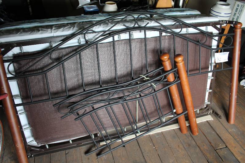lot 32 image: Daybed Frame