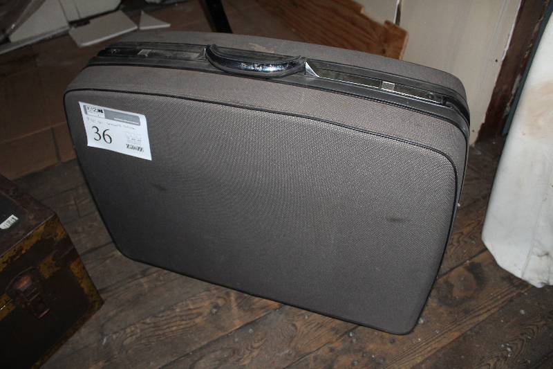 lot 36 image: Samsonite Suitcase