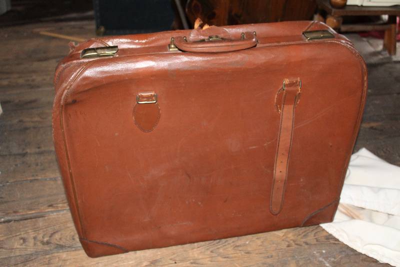 lot 37 image: Leather Suitcase w Protective Bag