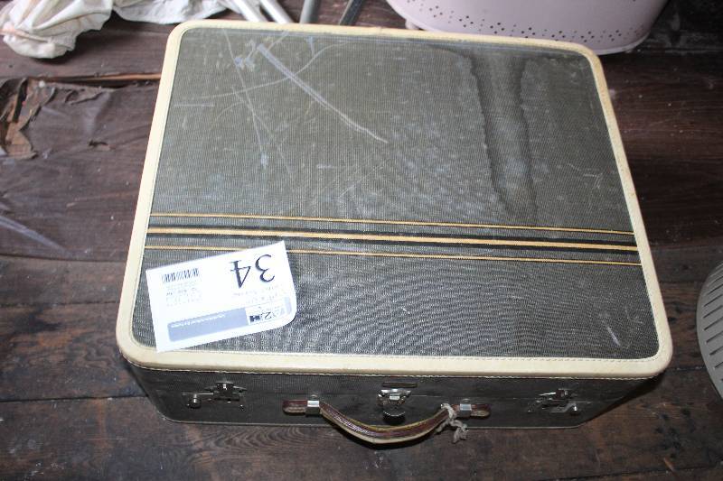 lot 34 image: Vintage Suitcase