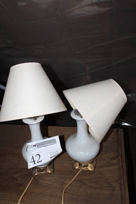 lot 42 image: Lot of (2) Table Lamps