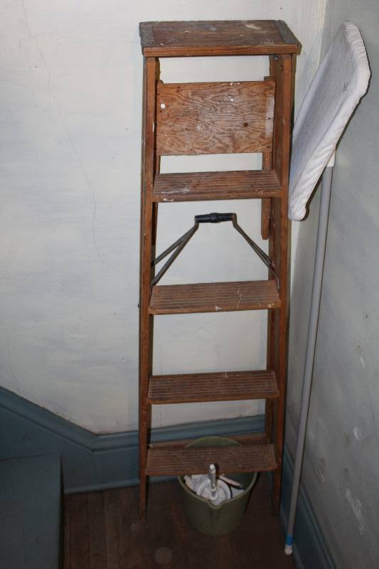 lot 24 image: 5ft. Wood Step Ladder