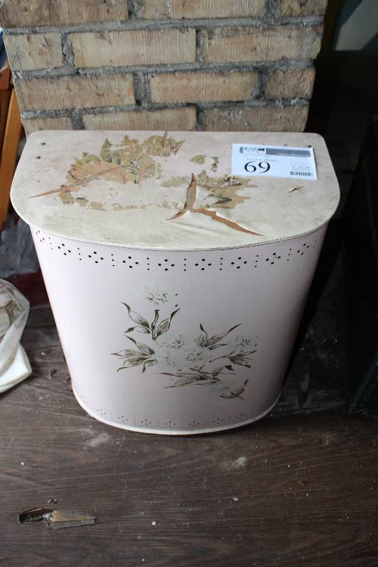 lot 69 image: Vintage Clothes Hamper