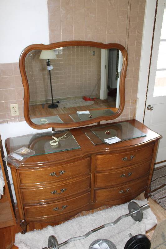 lot 6 image: Wood Dresser w Decorative Wood Framed Mirror, 6-Drawers