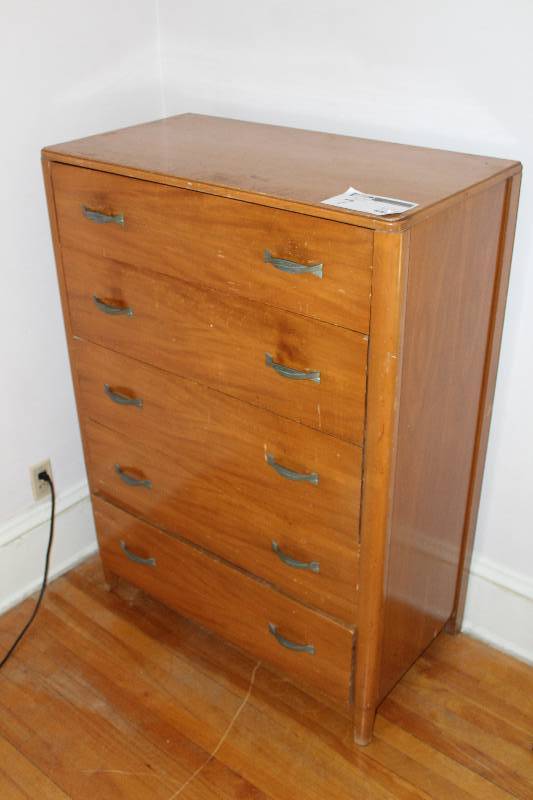 lot 7 image: Wood Dresser w 5-Drawers