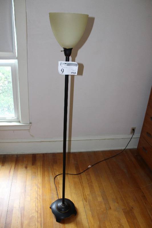 lot 9 image: Floor Lamp