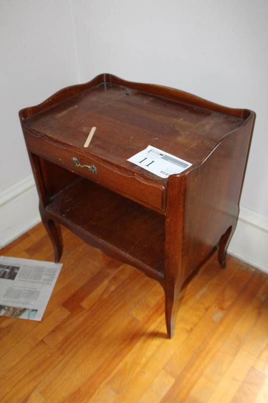 lot 11 image: Wood End Table w Drawer, Shelf