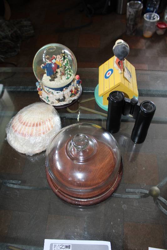 lot 93 image: Lot of (5) Table Dcor - Music Globe, Binoculars, Display Case, Seashell
