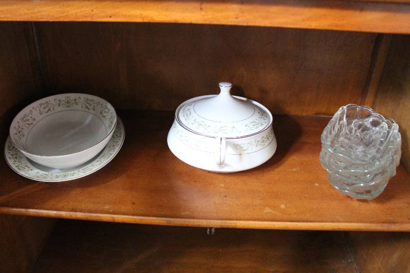 lot 105 image: Glass Ice Cream Bowls, Cermamic Serving Bowl w Lid, Serving Plate w Dish