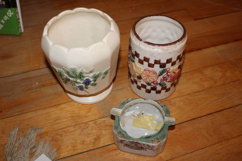 lot 118 image: Ceramic Table Dcor