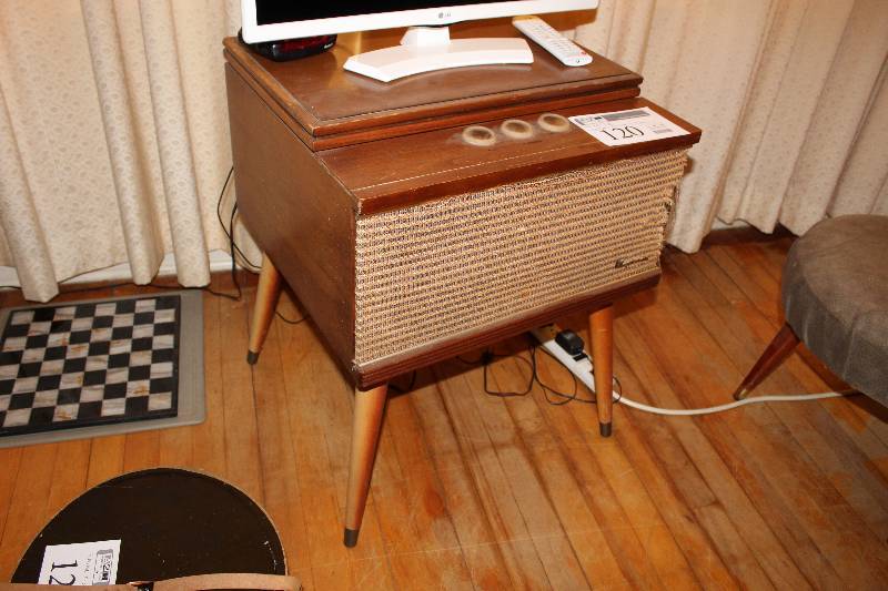 lot 120 image: Vintage Magnavox Phonograph Player, Speaker & Stand