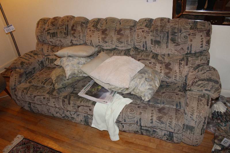 lot 4 image: Couch Recliner
