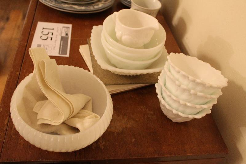 lot 153 image: Milk Glass Glassware - Bowls, Serving Bowls