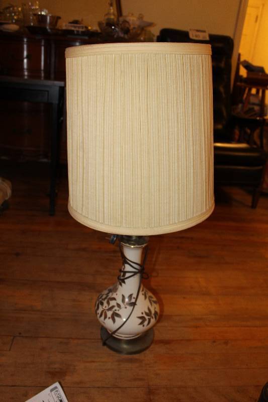 lot 146 image: Table Lamp w Ceramic Flower Dcor Base