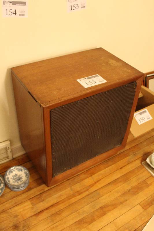lot 155 image: Vintage Phonograph Player Cabinet