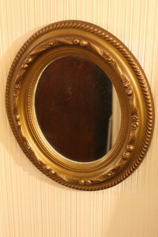 lot 169 image: Decorative Oval Frame Wall Mirror