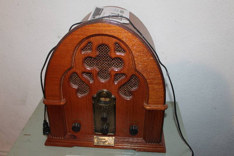 lot 184 image: 1988 Thomas America Series Norman Rockwell Collectors Edition Old-Fashioned Radio
