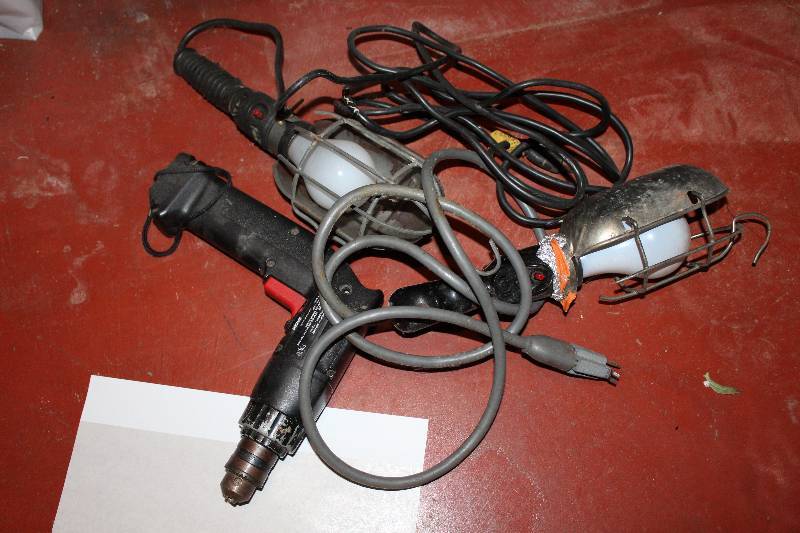 lot 204 image: Lot of (3) Power Tools - 2) Work Lights, 1) Craftsman 4.7V Cordless Drill