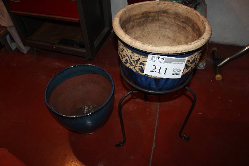 lot 211 image: Lot of (2) Pottery Vases