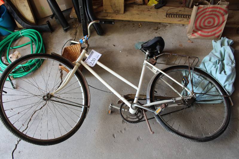 lot 220 image: Sears Roebuck Ted Williams Womens Road Bike
