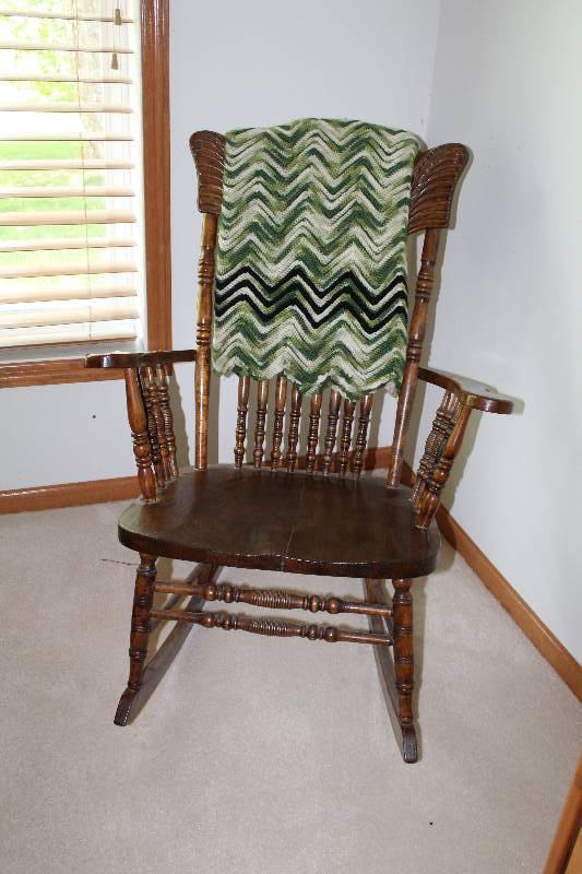 lot 20 image: Wood Rocking Chair