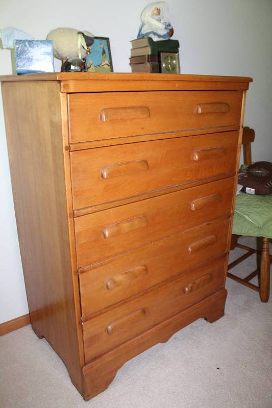 lot 17 image: Wood Dresser w 5-Drawers