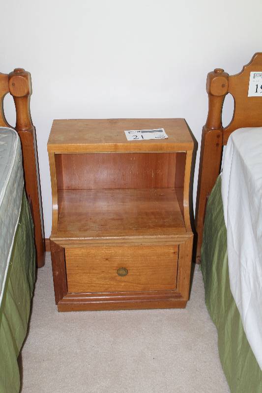 lot 21 image: Wood End Table w 1-Drawer