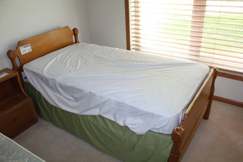 lot 19 image: Twin Bed w Wood Headboard & Footboard