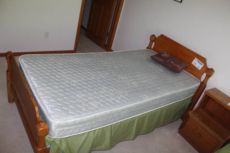 lot 18 image: Twin Bed w Wood Headboard & Footboard