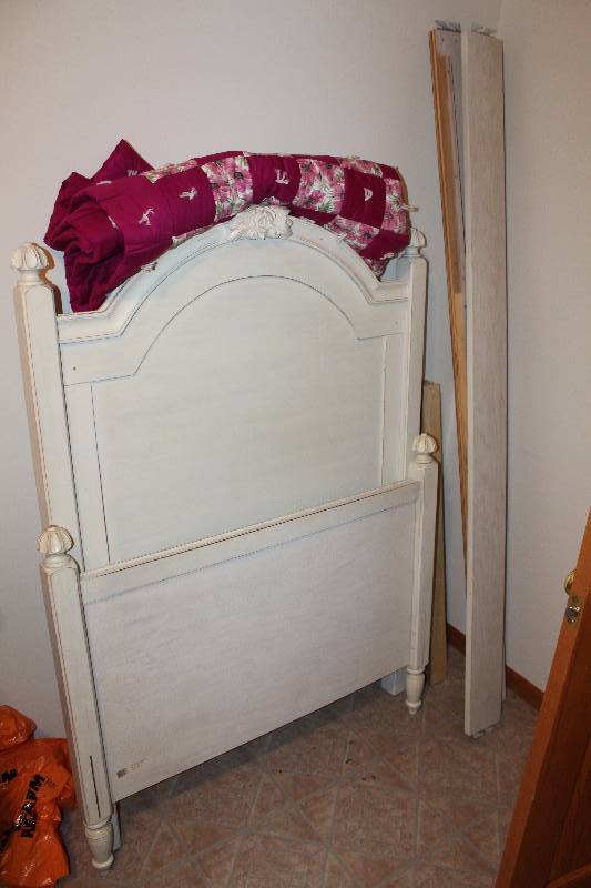 lot 47 image: Twin Bed w Wood Headboard & Footboard