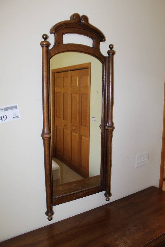lot 49 image: Decorative Wood Frame Wall Mirror