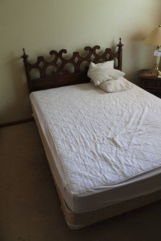 lot 54 image: Double Bed w Wood Headboard, Footboard