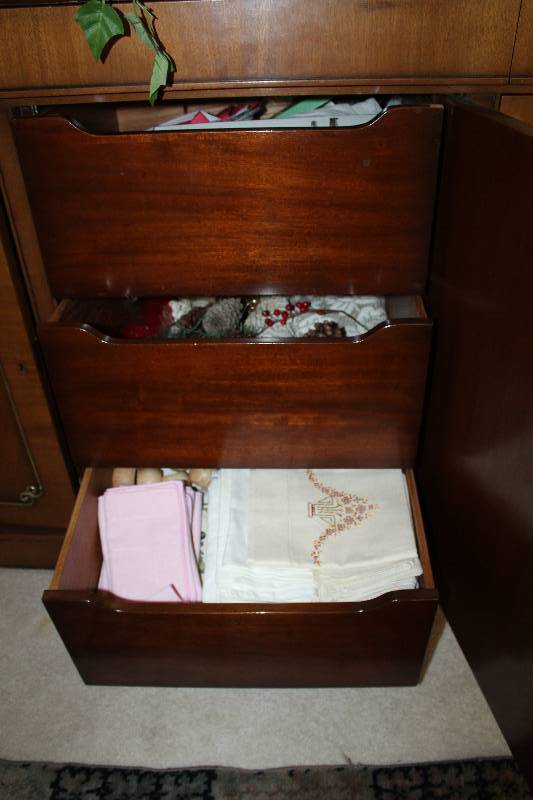 lot 106 image: Napkins, Napkin Holders, Table Dcor, Candles