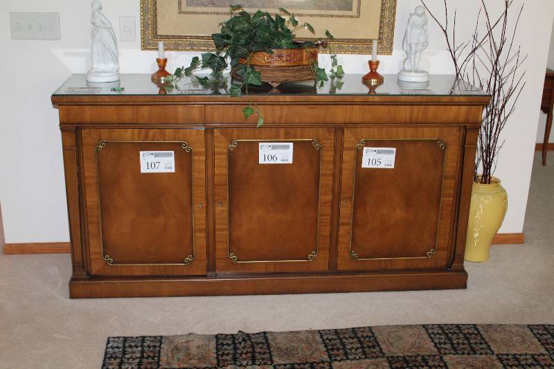 lot 8 image: Wood Cabinet w Key