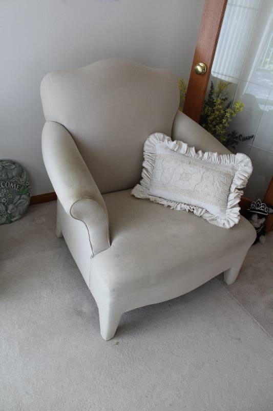 lot 89 image: Living Room Chair