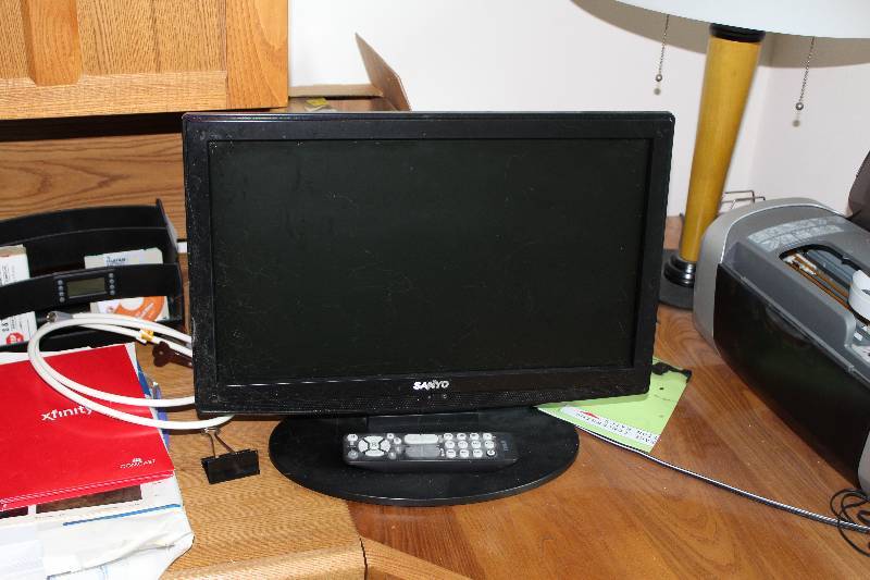 lot 73 image: Sanyo 21in. TV w RCA Remote Control