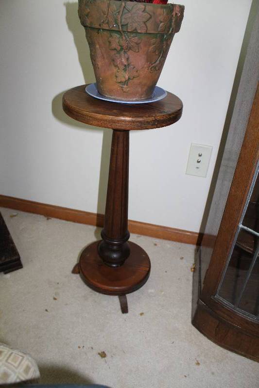 lot 65 image: Pedestal Display