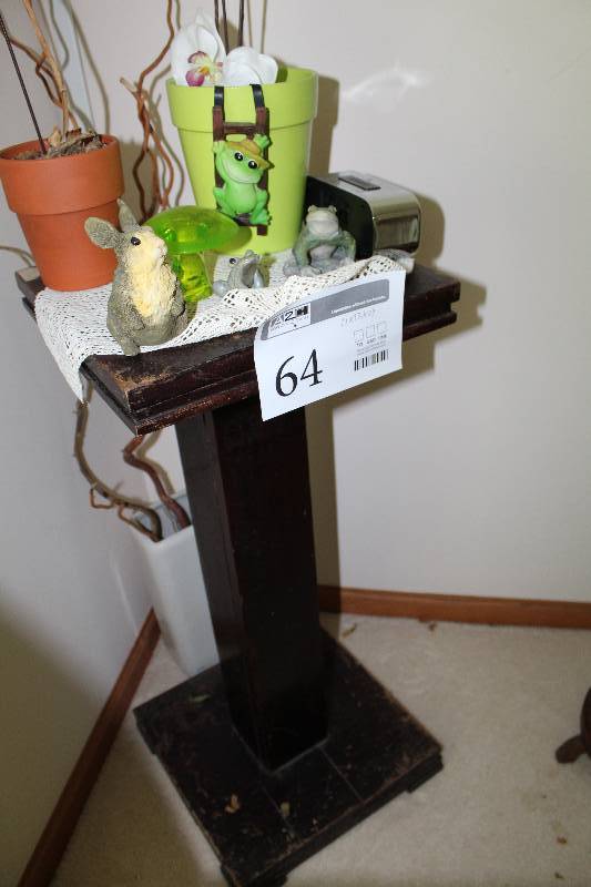 lot 64 image: Pedestal Display