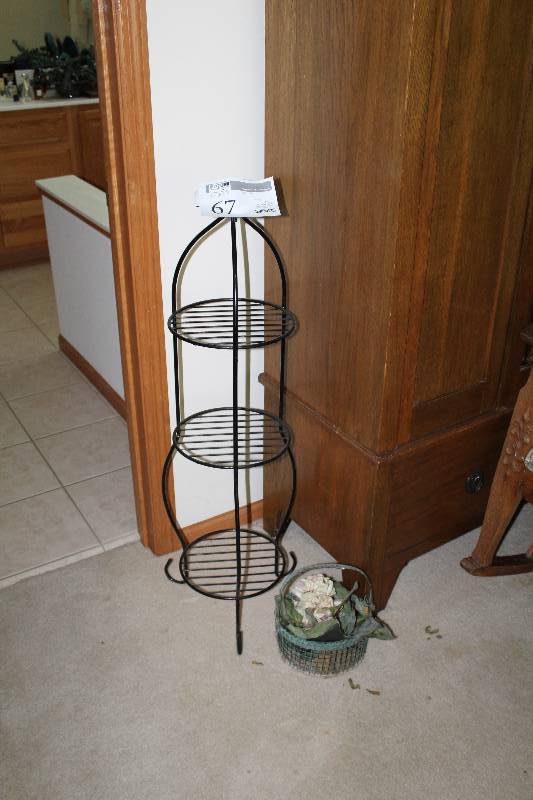 lot 67 image: 3-Tier Pedestal Display