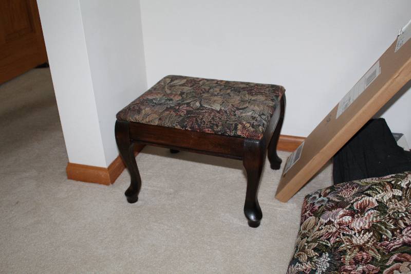 lot 78 image: Foot Stool w Decorative Pad