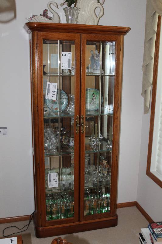 lot 2 image: Wood Hutch w 2-Glass Doors, 2-Glass Side Panels, 5-Glass Shelves, Lighting